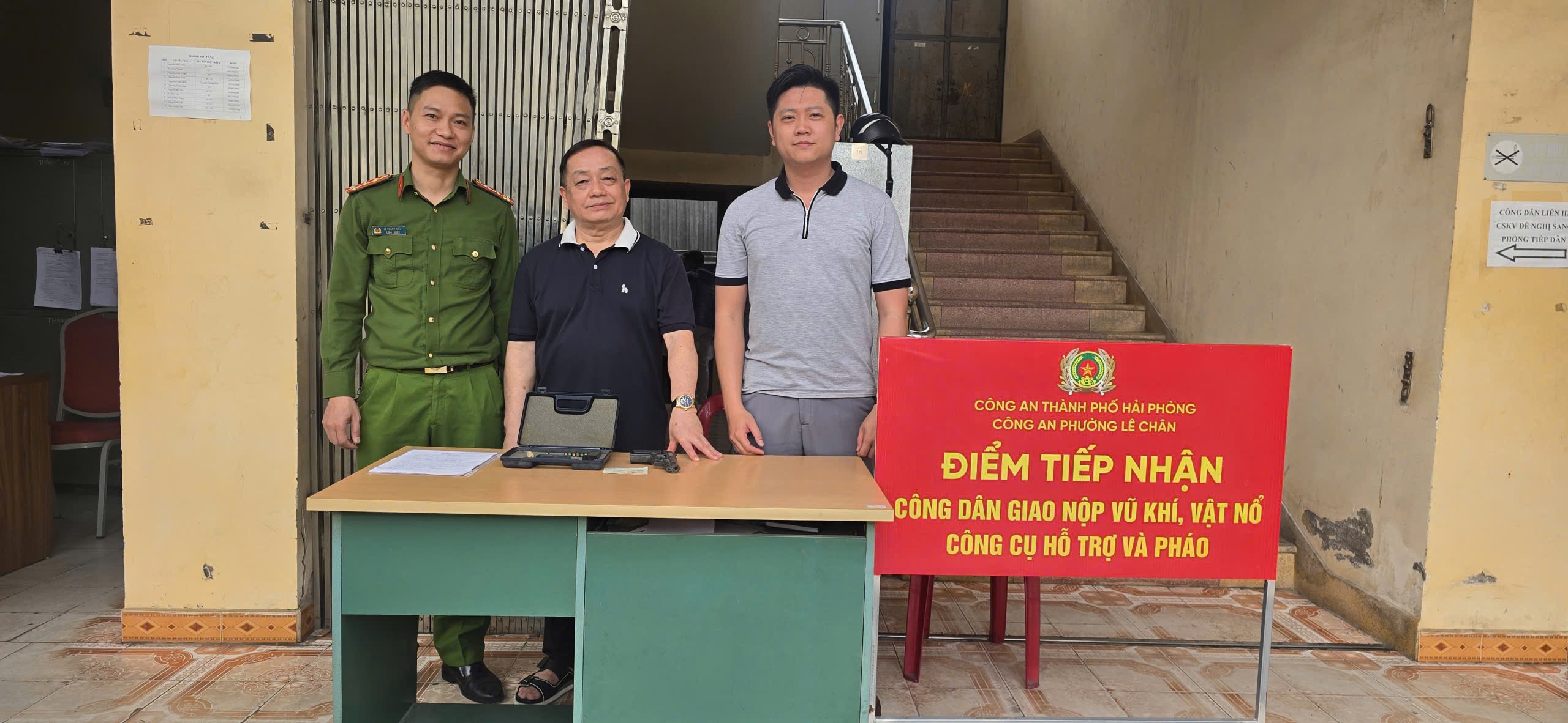 Công an phường Lê Chân: Vận động thu hồi 01 khẩu súng và 08 công cụ hỗ trợ